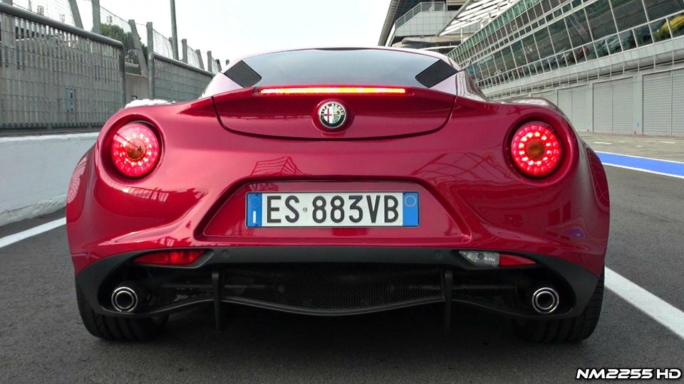 Alfa Romeo 4C SOUND – Start, Rev and Accelerations!