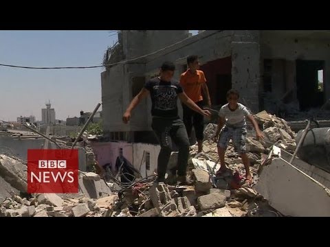 Devastation after air strike on Khan Younis, Gaza – BBC News