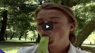 Al parco, una bellissima e seducente ragazza si gusta un bel cetriolo – Sexy Girl seduction prank