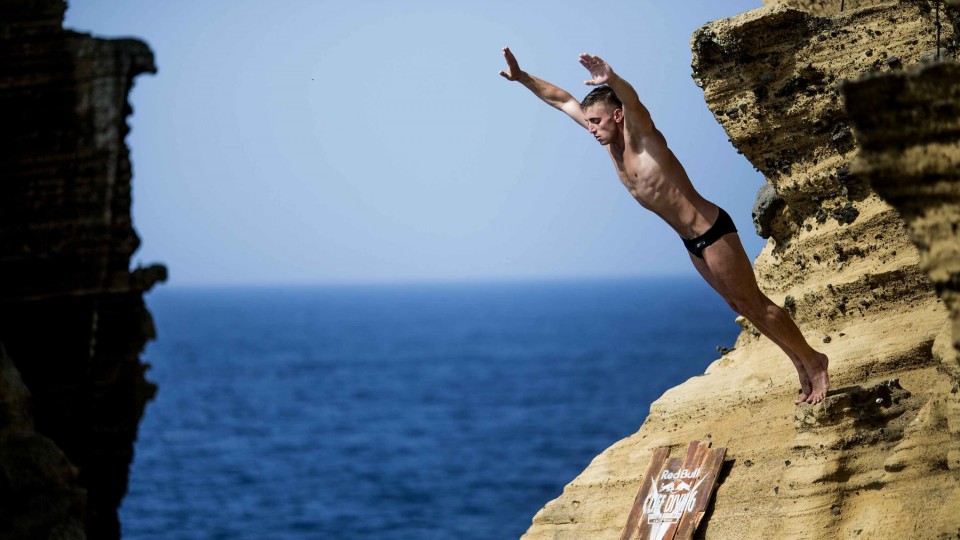 Conquering the fear of cliff diving – Red Bull Cliff Diving World Series 2014