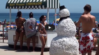 Lo scherzo del pupazzo di neve in spiaggia. | Snowman beach prank