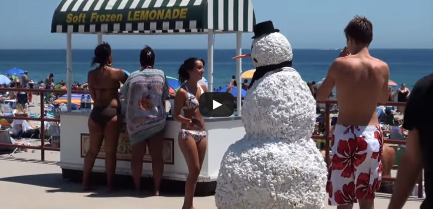 Lo scherzo del pupazzo di neve in spiaggia. | Snowman beach prank